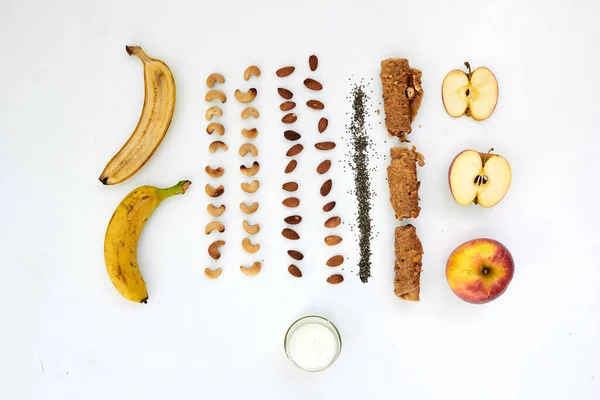 Colocación plana de varias frutas secas y frescas sobre un fondo blanco. Frutas, pastilles y chips de fruta en un fondo creativo. — Foto de Stock