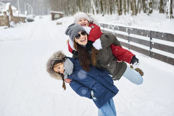 A young mother with her tree children have a fun and playing outdoor near the home — Stock Photo, Image