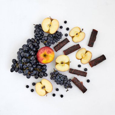 Beyaz arka planda iyi beslenme için vejetaryen atıştırmalığı.