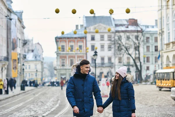 流行の若いカップルがクリスマスに街を歩く — ストック写真