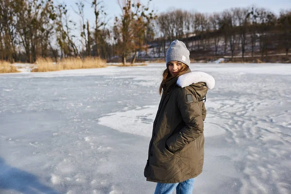 A portrait of beautiful caucasian girl in glases outdoor in snowy winter. — Stock Photo, Image