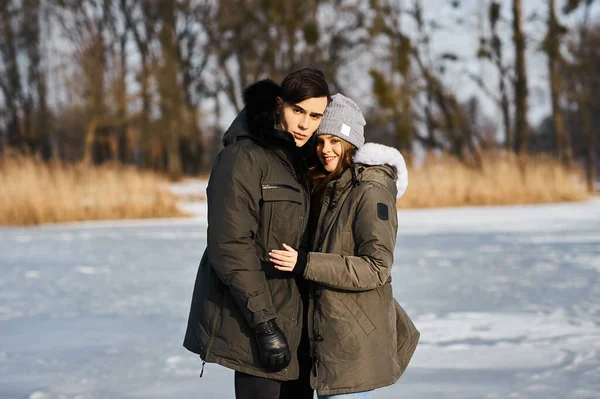 Feliz pareja abrazando y riendo al aire libre en invierno — Foto de Stock