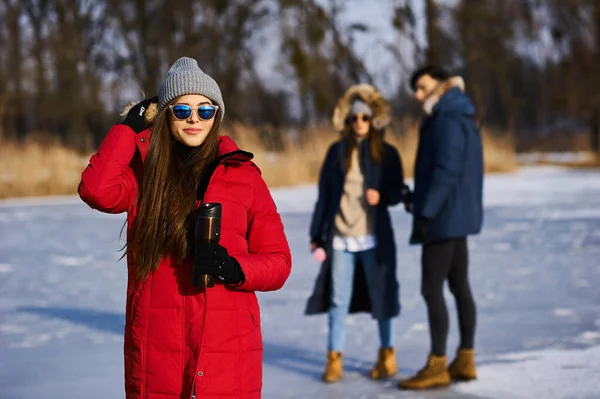 Jóvenes amigos divirtiéndose al aire libre en invierno. Concepto de amistad y diversión con nuevas tendencias — Foto de Stock