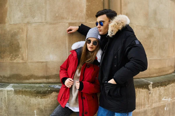 Una giovane coppia alla moda passeggia in città a Natale — Foto Stock