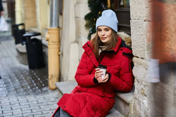 冬の街を歩く若いファッショナブルな女の子の肖像 — ストック写真