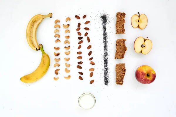 Composición de ingredientes para hacer chips de fruta y palletas sobre una mesa blanca. — Foto de Stock