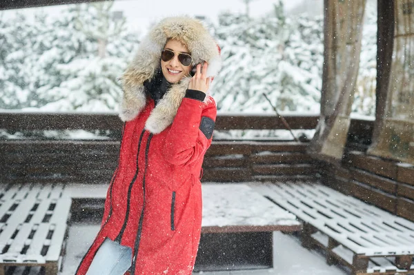 Портрет красивої білоруської дівчини в окулярах на свіжому повітрі в сніжну зиму — стокове фото