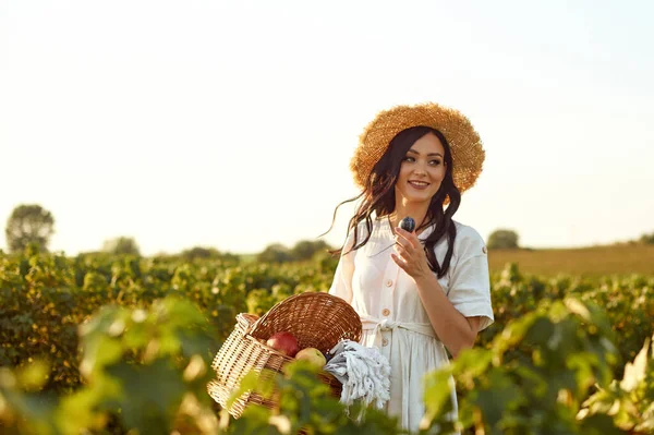 Meisje met rieten mandje met fruit. — Stockfoto