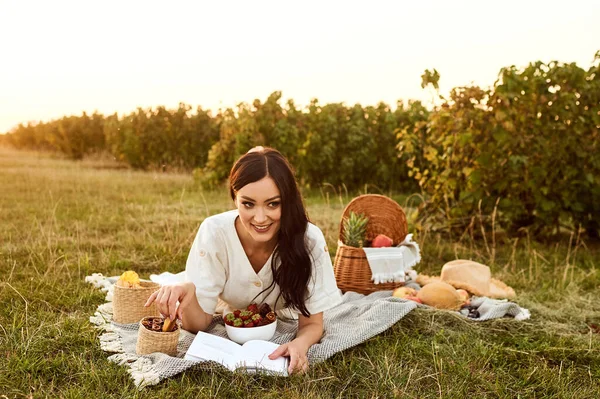 Bella ragazza gode di picnic all'aperto. — Foto Stock