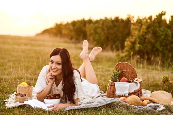 Rilassato ragazza avendo un picnic sul campo. — Foto Stock