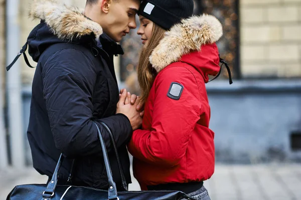 Una giovane coppia alla moda passeggia in città a Natale — Foto Stock