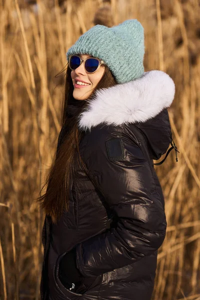 Portret szczęśliwej młodej kobiety bawi się w piękny słoneczny zimowy dzień — Zdjęcie stockowe