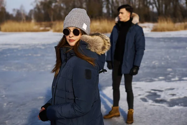 Happy couple hugging and laughing outdoors in winter — Stock Photo, Image