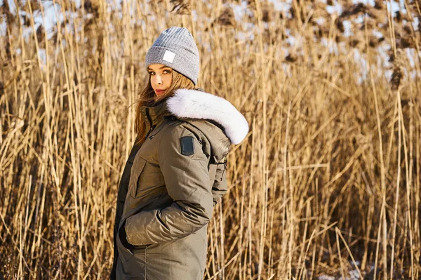 행복 한 젊은 여인의 모습이 아름다운 화창 한 겨울날에 즐거움을 준다 — 스톡 사진