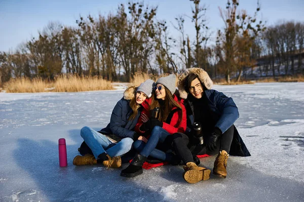 Mladí přátelé se baví venku v zimním čase. Koncept přátelství a zábavy s novými trendy — Stock fotografie
