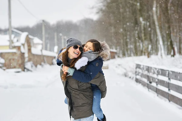 Une jeune mère avec ses enfants s'amuse et joue en plein air près de la maison — Photo