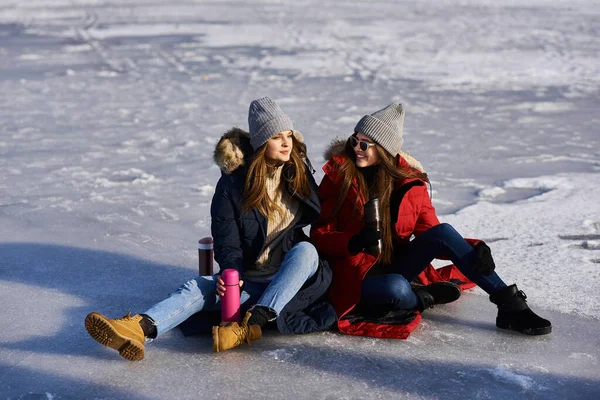 A las chicas jóvenes de moda caminar y divertirse al aire libre en invierno — Foto de Stock