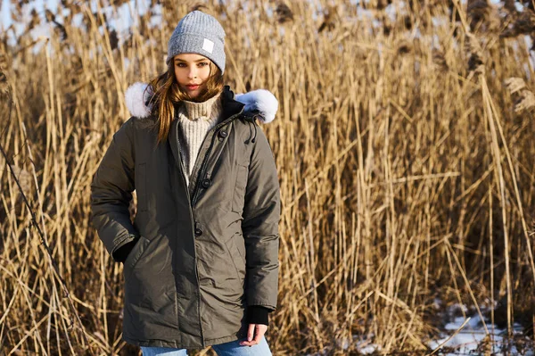 Portrait of beautiful caucasian girl in glases outdoor in snowy winter — Stock Photo, Image