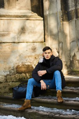 Sokaklarda genç ve yakışıklı bir çocuğun portresi.