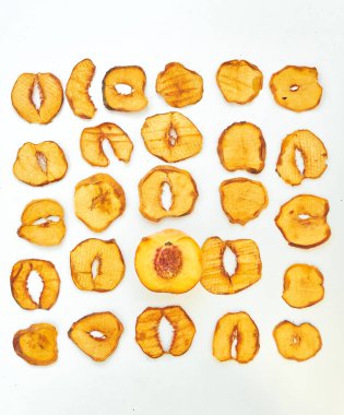 Beyaz arka planda taze şeftali ve kurutulmuş şeftali dilimleri..