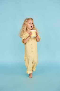 Karton kutu tutan kız. Paket tasarımı düzeni.