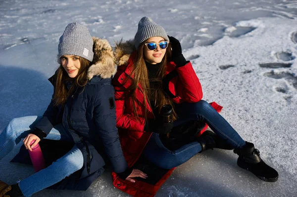 A las chicas jóvenes de moda caminar y divertirse al aire libre en invierno — Foto de Stock