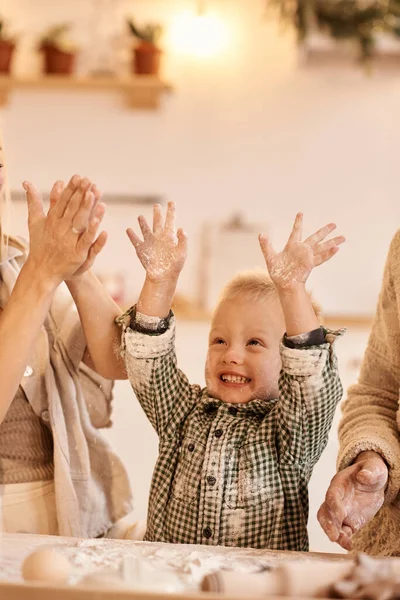 Młody ojciec rodziny, mama i ich mały syn bawić się i gotować w kuchni — Zdjęcie stockowe