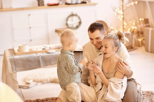 Junge Familie Papa, Mama und ihr kleiner Sohn haben Spaß beim Spielen und Kochen in der Küche — Stockfoto
