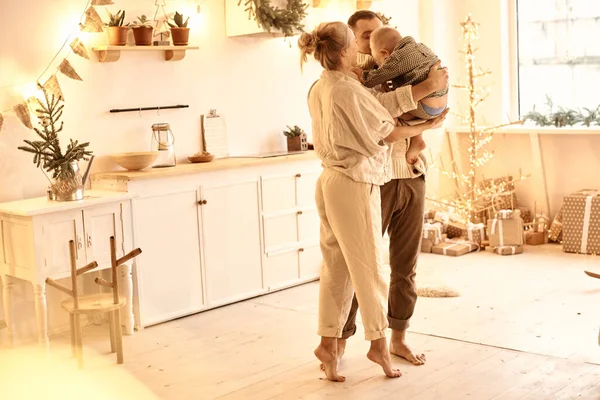 Jong familie vader, mam en hun kleine zoon hebben een plezier spelen en koken in de keuken — Stockfoto