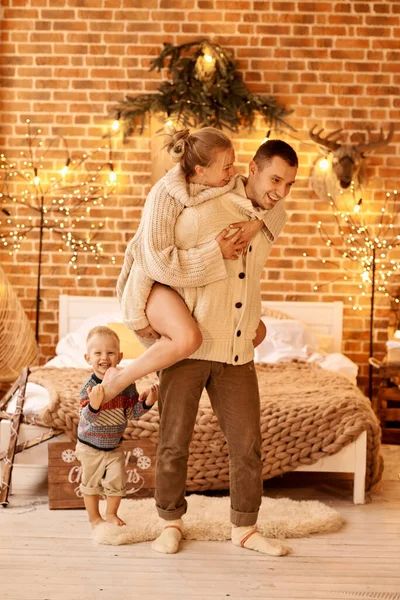 Mutlu aile anne baba ve çocuk Noel sabahı yatak odasında oynuyorlar ve eğleniyorlar. — Stok fotoğraf