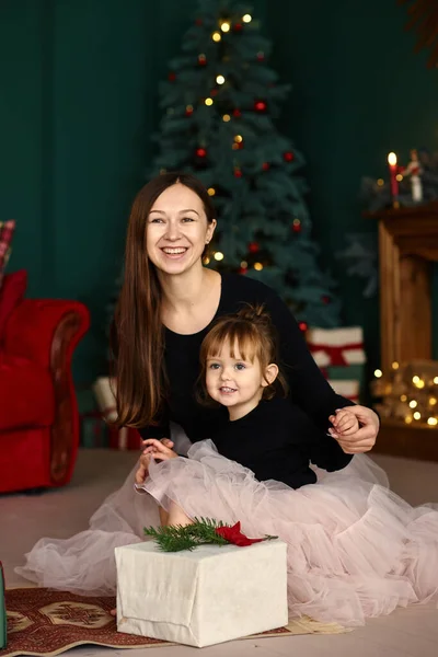 Noel Sabahı Küçük Kızıyla Eğlenen Noel Hediyelerini Açan Genç Bir — Stok fotoğraf