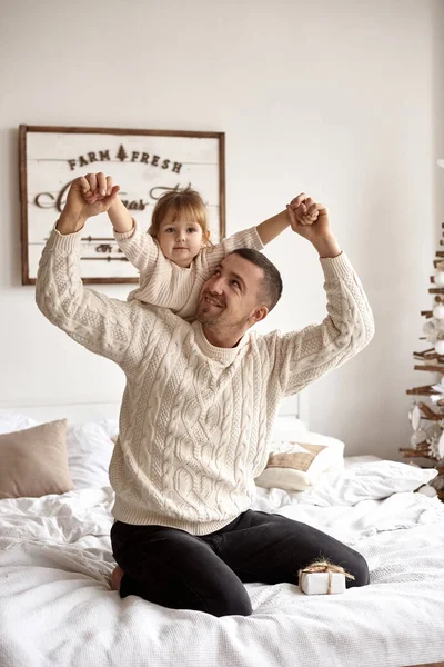 Weihnachtszeit Papa Und Seine Kleine Tochter Haben Spaß Und Spielen — Stockfoto