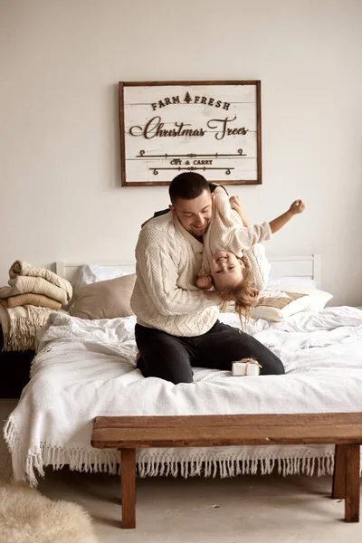 Kersttijd Papa Zijn Dochtertje Hebben Plezier Spelen Zittend Het Bed — Stockfoto