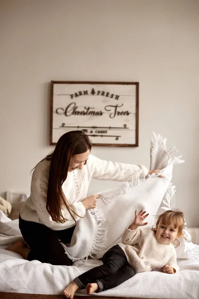 Navidad Mamá Hijita Divierten Juegan Sentadas Cama Dormitorio Luminoso Con — Foto de Stock