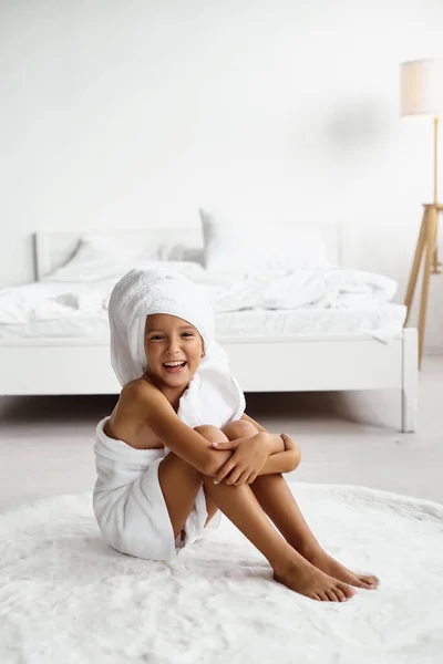 Portret Uroczej Dziewczynki Włosami Owiniętymi Ręcznik Kąpielowy Kąpieli Lub Prysznicu — Zdjęcie stockowe
