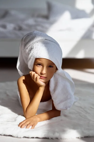 Thema Mode Und Stil Kleines Mädchen Eingewickelt Ein Handtuch Entspannt — Stockfoto