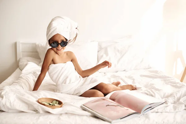 Гламурная Маленькая Девочка Элегантных Солнечных Очках Белое Полотенце Вокруг Волос — стоковое фото