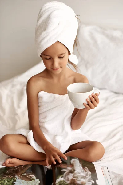 Модный Портрет Маленькой Девочки Завернутой Полотенце Чашкой Молока Руке Читающей — стоковое фото