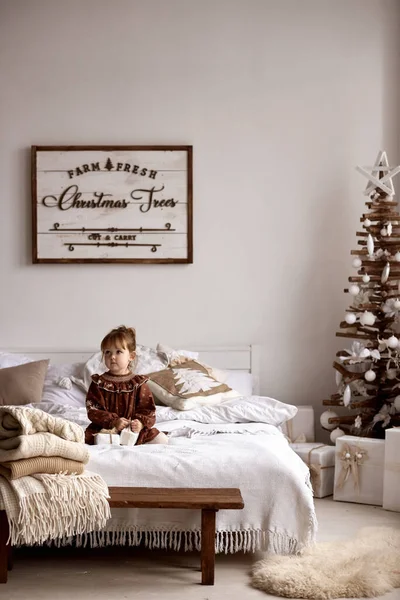 Kersttijd Schattig Klein Meisje Zittend Een Groot Bed Een Kamer — Stockfoto