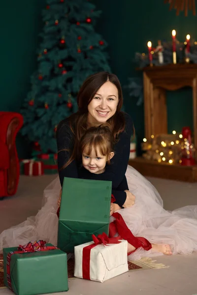 Noel Sabahı Küçük Kızıyla Eğlenen Noel Hediyelerini Açan Genç Bir — Stok fotoğraf