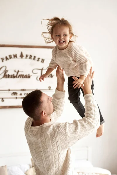 Noel Zamanı Baba Küçük Kızı Noel Dekoruyla Birlikte Parlak Bir — Stok fotoğraf