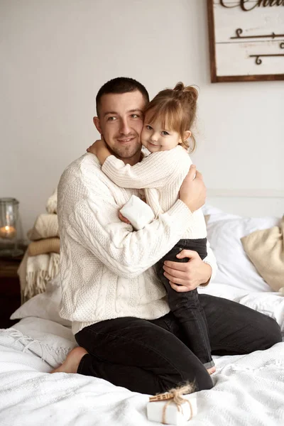 Noel Zamanı Yatakta Oturup Kızına Sarılan Mutlu Bir Babanın Portresi — Stok fotoğraf