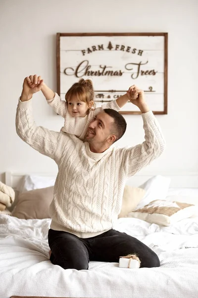 Noel Zamanı Baba Küçük Kızı Noel Dekoruyla Birlikte Parlak Bir — Stok fotoğraf