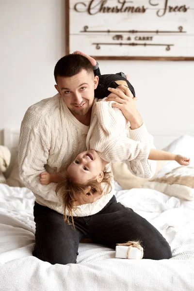 Baba ve küçük kızı Noel dekoru olan bir yatak odasında eğlenip oynuyorlar.. — Stok fotoğraf