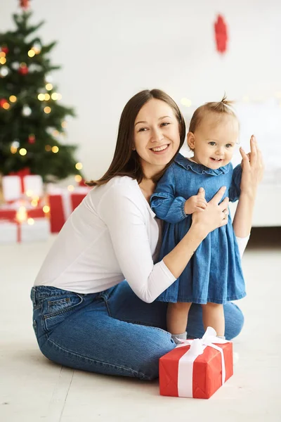 Porträt einer glücklichen Mutter und ihrer Tochter, die zu Hause Spaß auf dem Boden hat. — Stockfoto