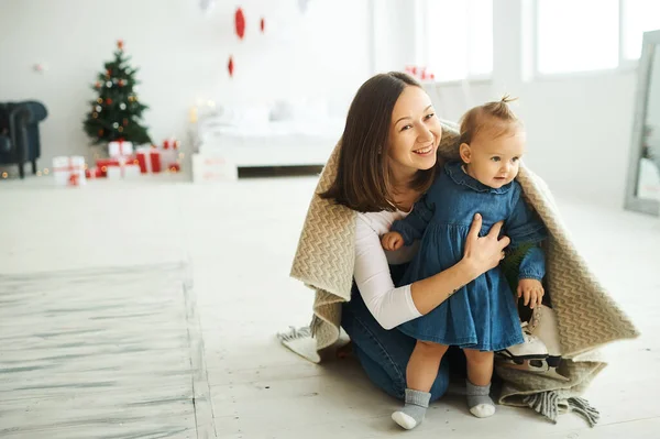 Porträt einer glücklichen Mutter und ihrer Tochter, die zu Hause Spaß auf dem Boden hat. — Stockfoto