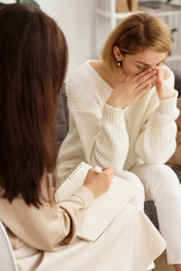 Aile, psikoterapistin sorunlarını çözer.