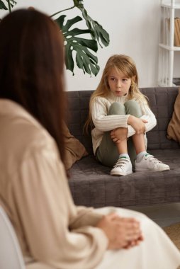 Aile, psikoterapistin sorunlarını çözer.