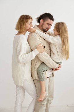 Resepsiyonda çocuklu bir aile psikoterapiste gidiyor.