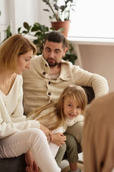 Resepsiyonda Çocuklu Bir Aile Psikoterapiste Gidiyor — Stok fotoğraf